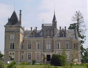 chambres d hôtes dans un chateau  a passirac (location-vacances)